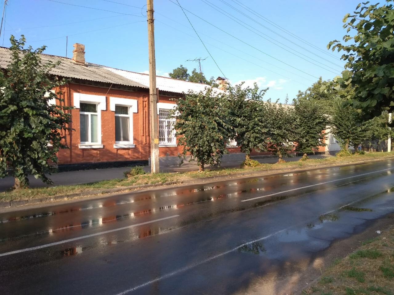 Дороги на центральних вулицях Умані почали мити від пилу (Фото)