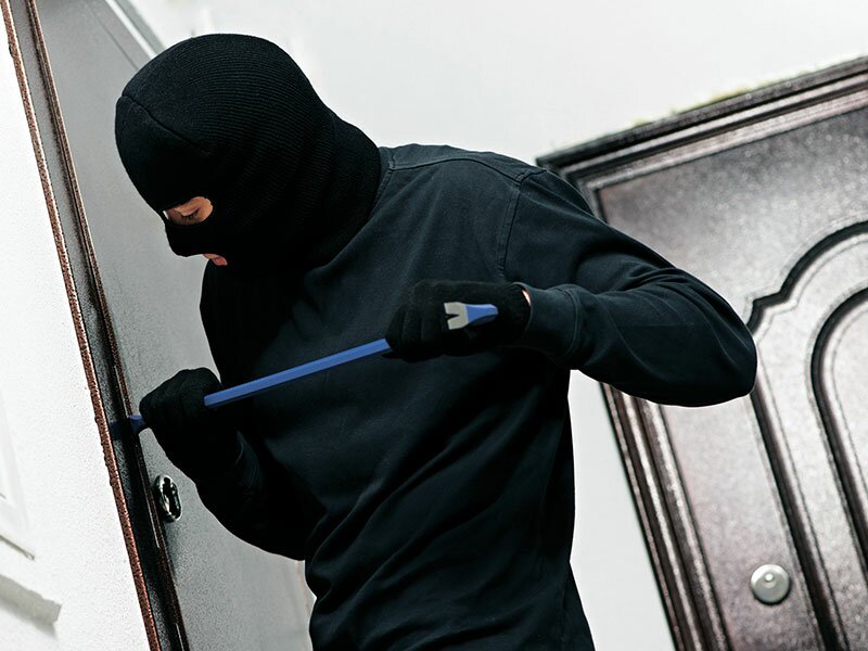 За побиття та пограбування бабусі з онуком двох жителів Христинівки засудили