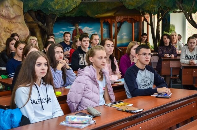 Студенти філологічного факультету УДПУ зустрічалися з уманськими письменниками