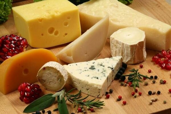 Незабаром із полиць магазинів зникнуть вітчизняний коньяк та брі